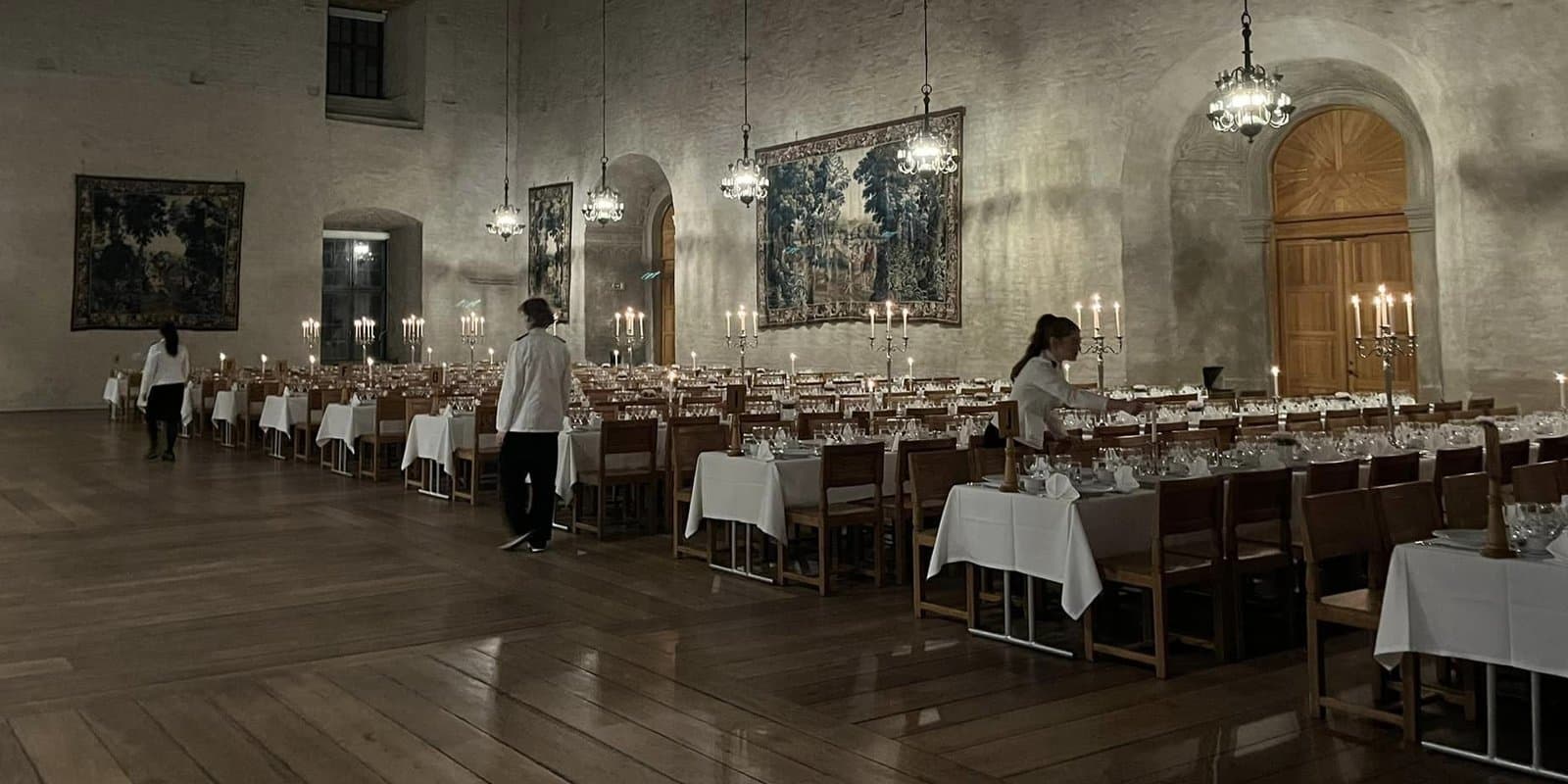 Rikssalen på Uppsala dukad för tre rätters middag